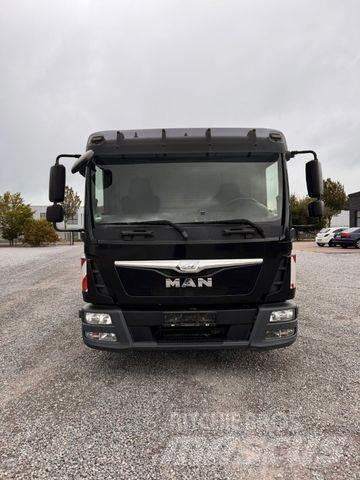 MAN 8.220 Pickup Trucks