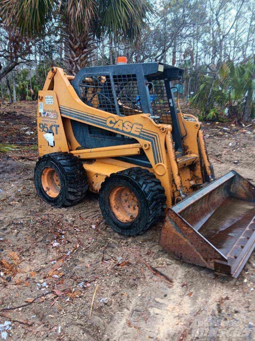 CASE 95XT Skid Steer Loaders