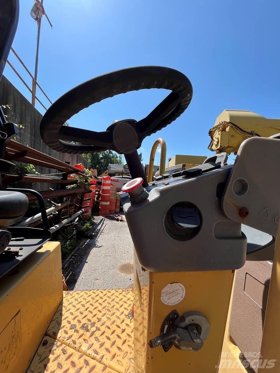 CAT CB22 Single drum rollers
