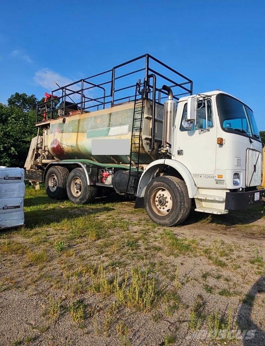 Finn T330 Receiving hoppers, blowers and elevators