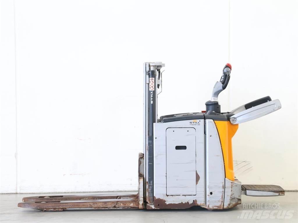 Still EXD-SF20 Pedestrian stacker