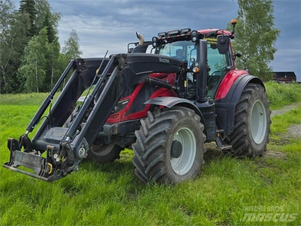 Valtra T144 Versu Tractors