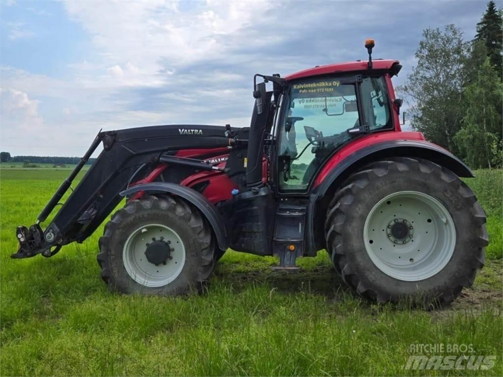 Valtra T144 Versu Tractors