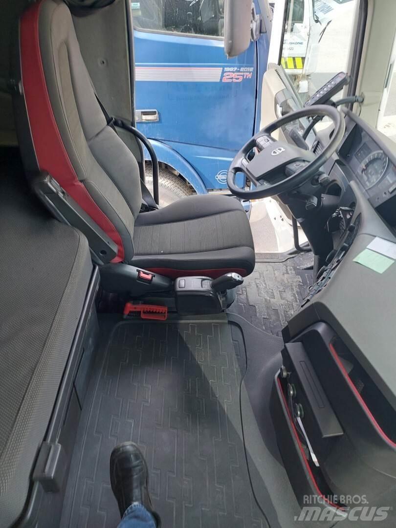 Volvo FH500 8x4 Hook lift trucks