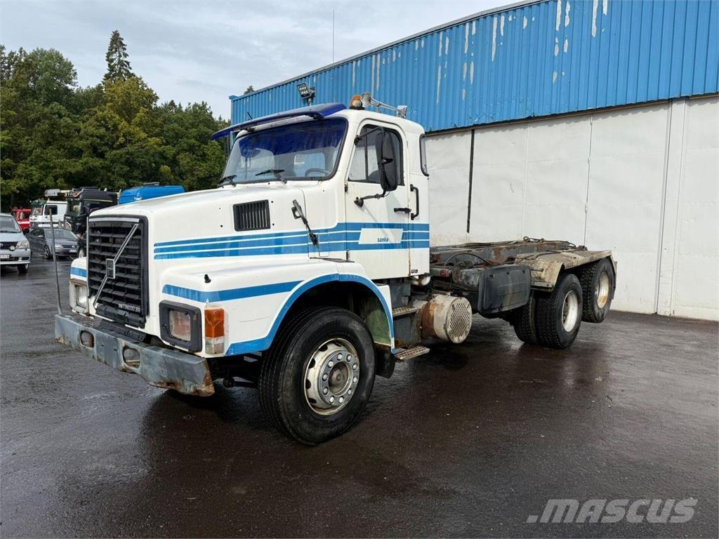 Volvo N10 6x2 Hook lift trucks