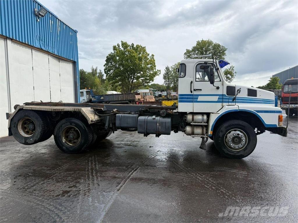 Volvo N10 6x2 Hook lift trucks