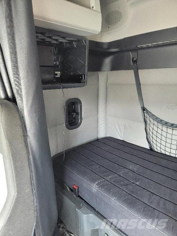 Freightliner CASCADIA 116 Conventional Trucks / Tractor Trucks