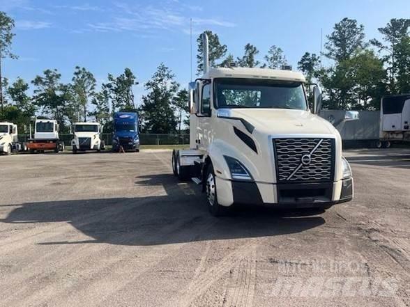 Volvo VNL64T300 Conventional Trucks / Tractor Trucks