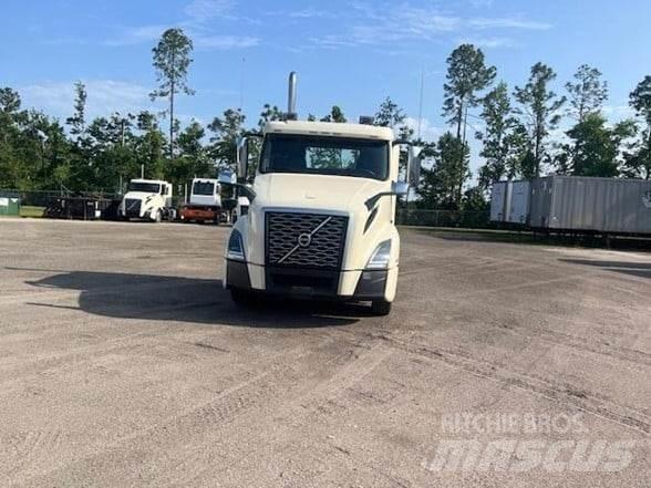 Volvo VNL64T300 Conventional Trucks / Tractor Trucks