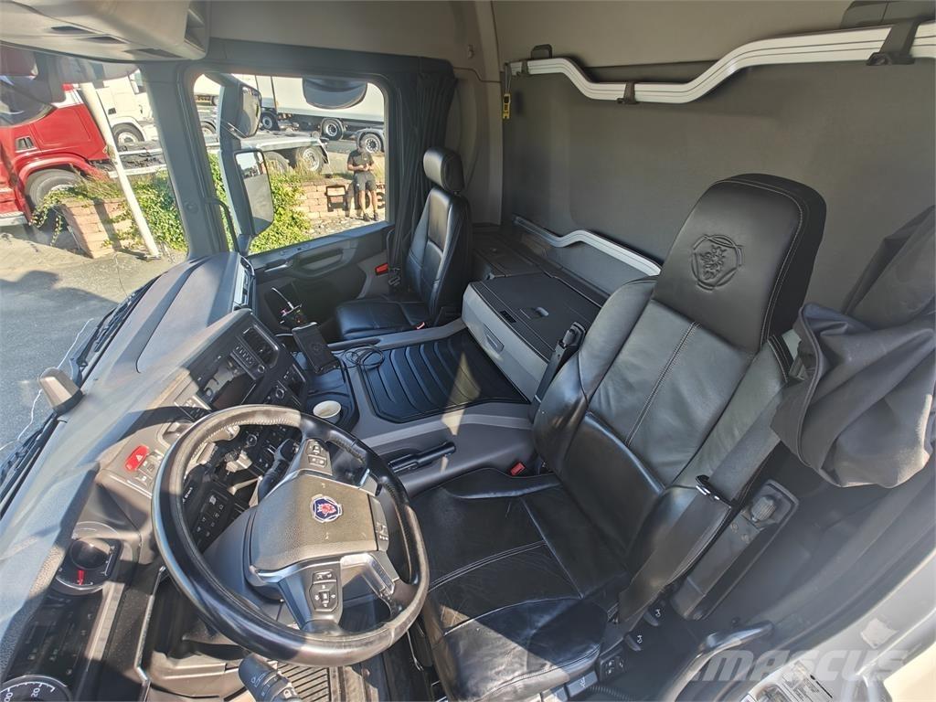 Scania P370 Skip loader trucks
