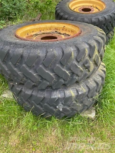  4ST LASTMASKINSDÄCK Tires, wheels and rims