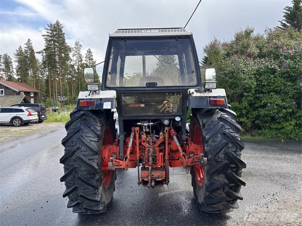 Case IH 1490 4WD Tractors