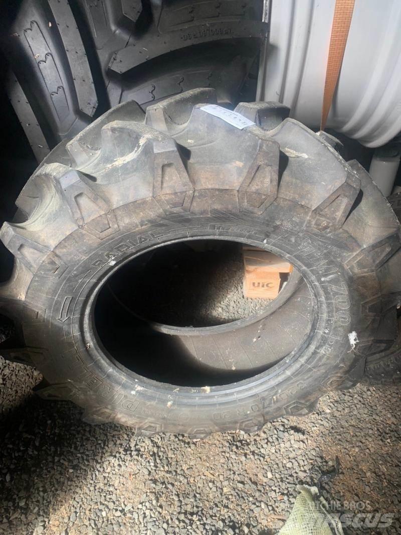  Däck Pirelli 320/70R20 Tires, wheels and rims