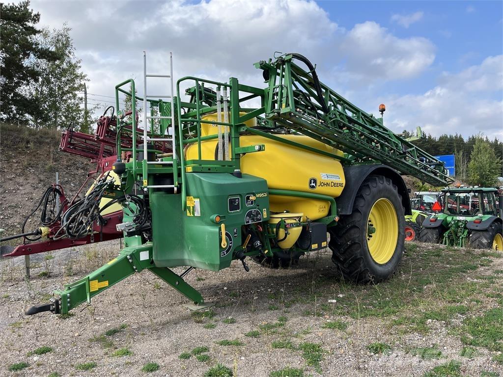 John Deere M952 Trailed sprayers