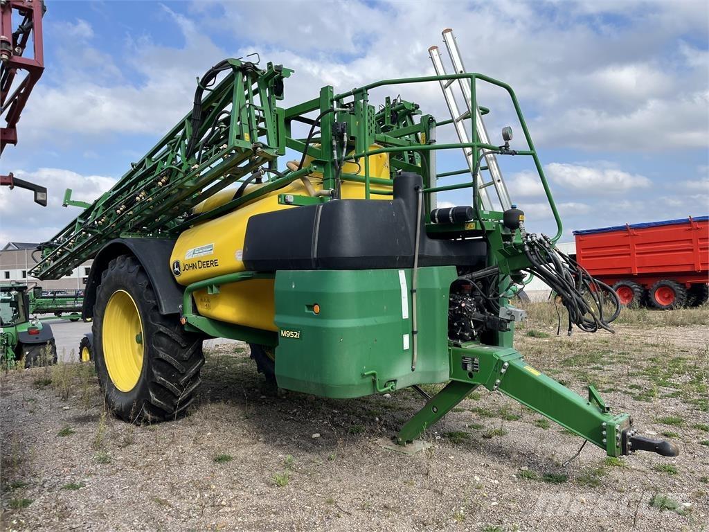 John Deere M952 Trailed sprayers