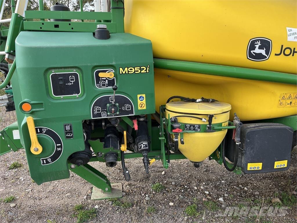 John Deere M952 Trailed sprayers
