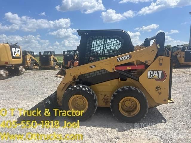 CAT 242D3 Tires, wheels and rims