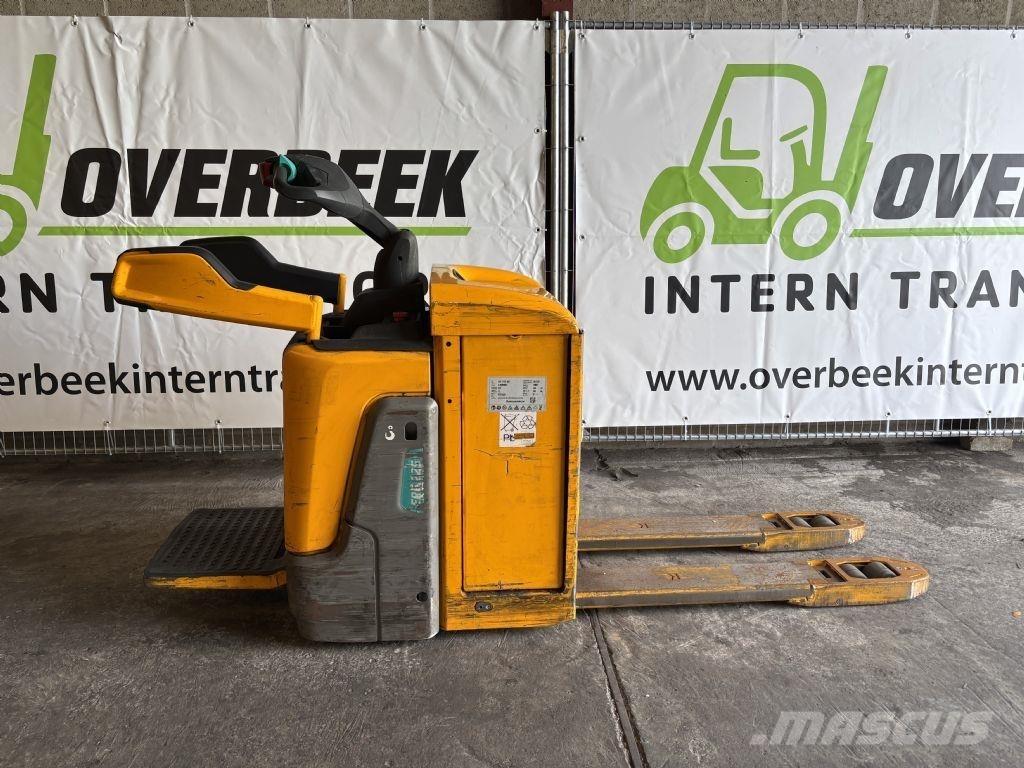 Jungheinrich ERE 225 Self Propelled Stackers