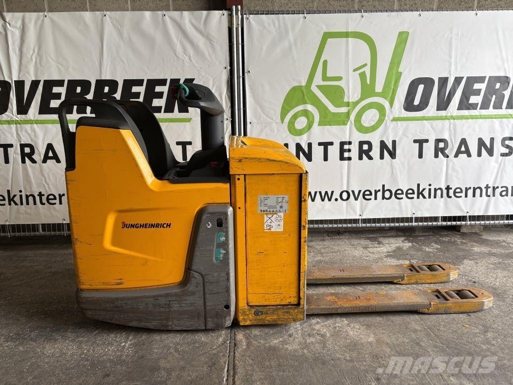 Jungheinrich ERE225 Self Propelled Stackers