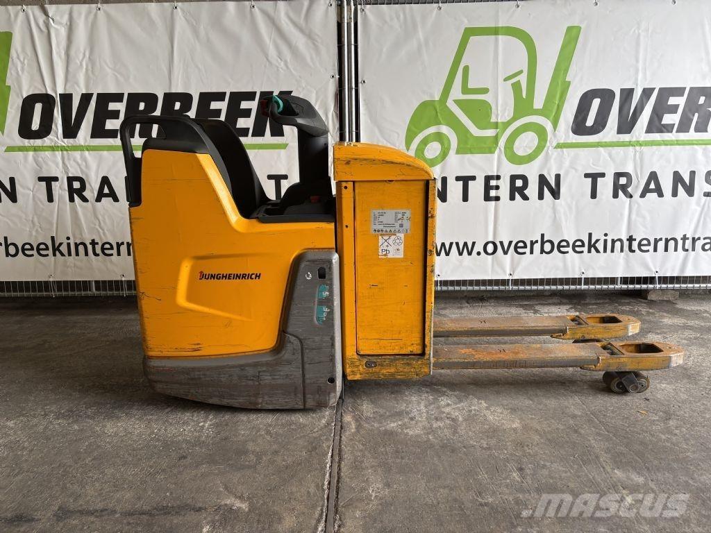 Jungheinrich ERE225 Self Propelled Stackers