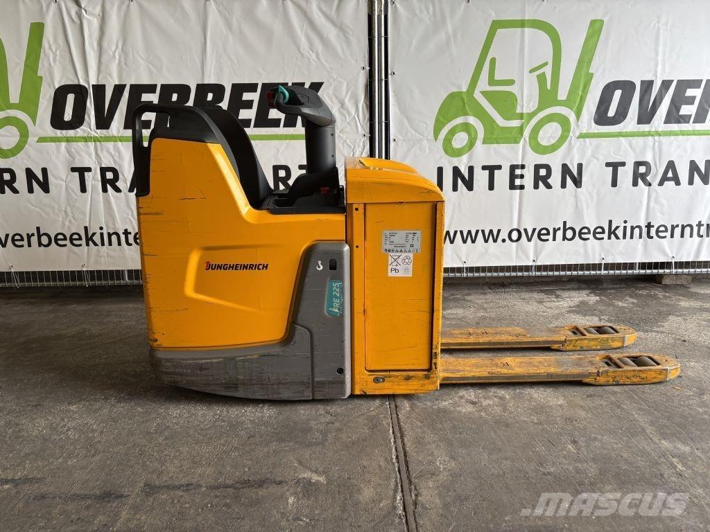 Jungheinrich ERE225 Self Propelled Stackers