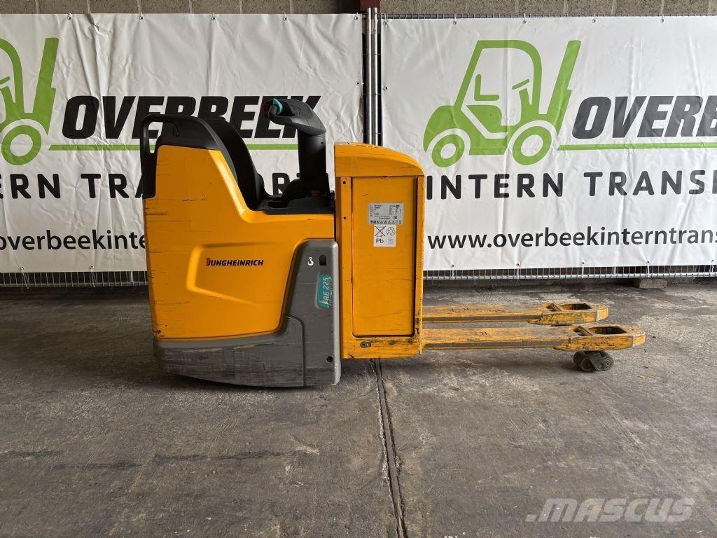 Jungheinrich ERE225 Self Propelled Stackers