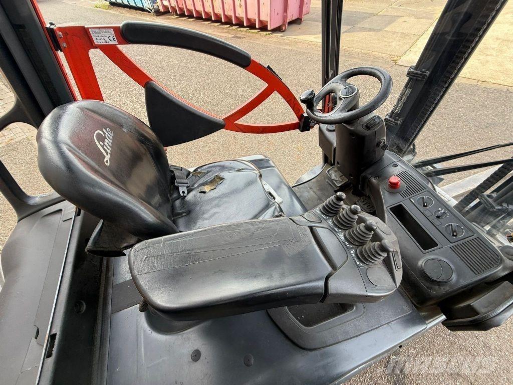 Linde E30-01 Electric Forklifts
