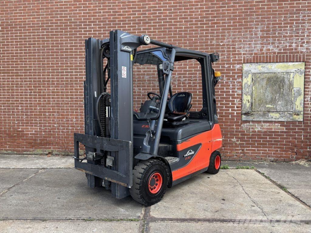 Linde E30-01 Electric Forklifts
