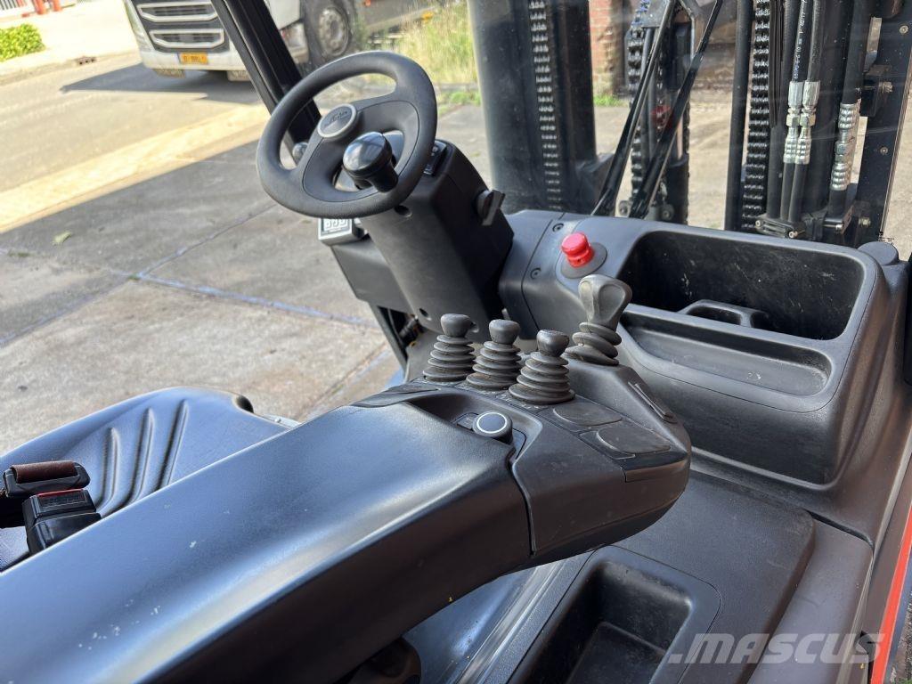 Linde E30-01 Electric Forklifts