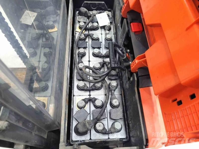 BT SWE100 Manual Pallet Stacker