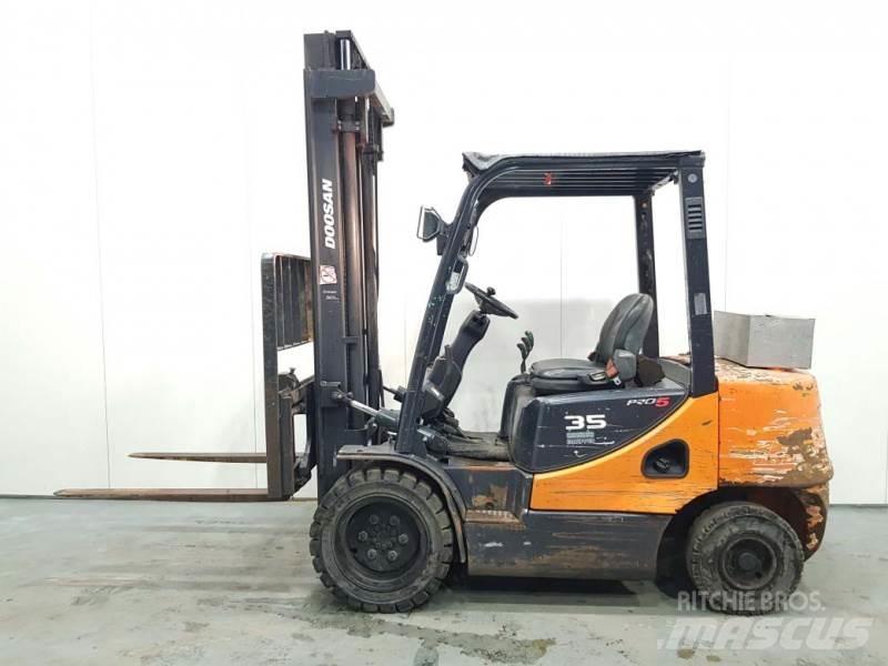 Doosan D35C-5 Diesel Forklifts