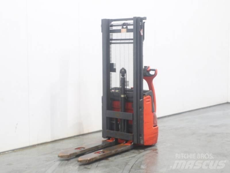 Linde L10 379 Manual Pallet Stacker