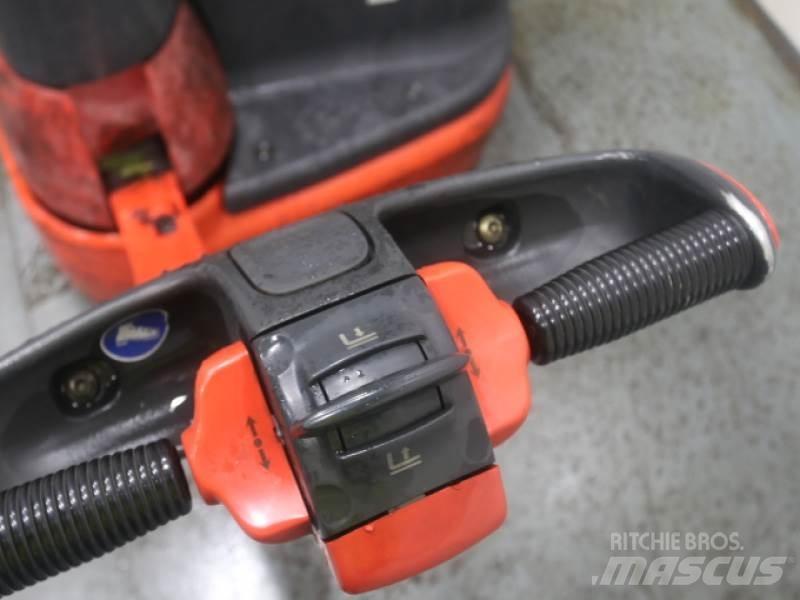 Linde L10 379 Manual Pallet Stacker