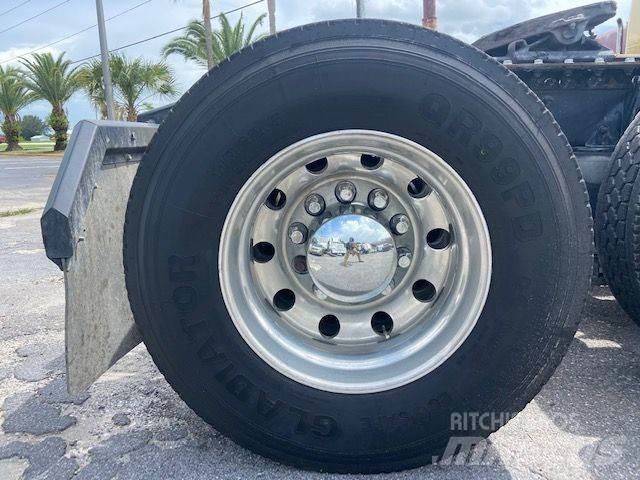 Mack CXU613 Conventional Trucks / Tractor Trucks
