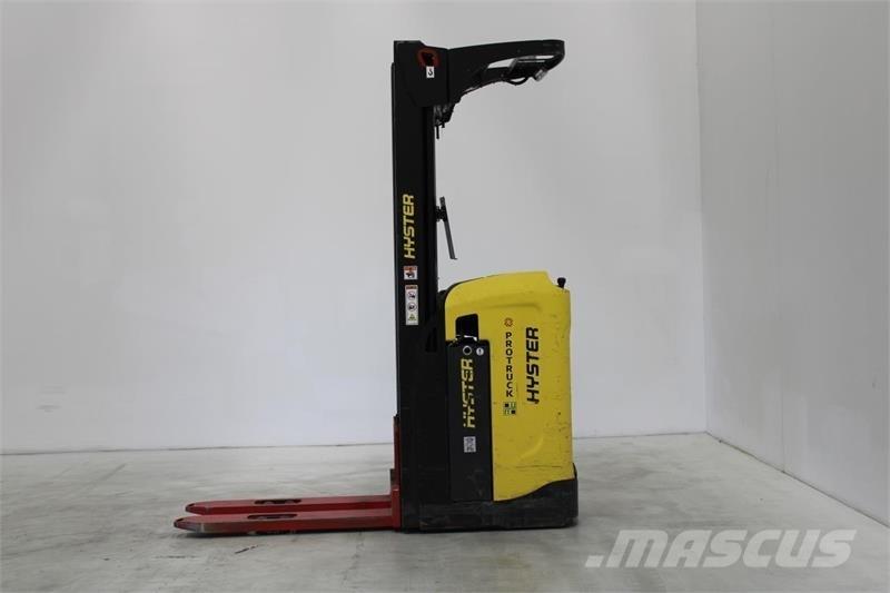 Hyster RS1.6 Self Propelled Stackers