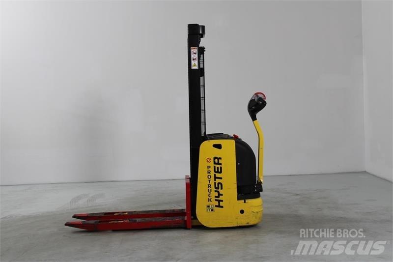 Hyster S1.0E Self Propelled Stackers