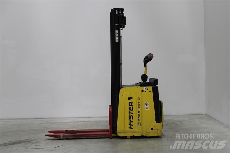 Hyster S1.5S Self Propelled Stackers