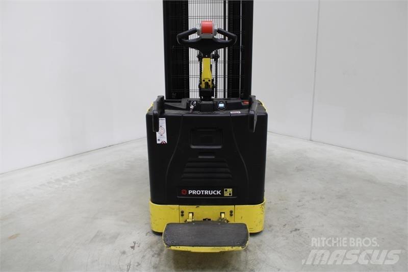 Hyster S1.5S Self Propelled Stackers