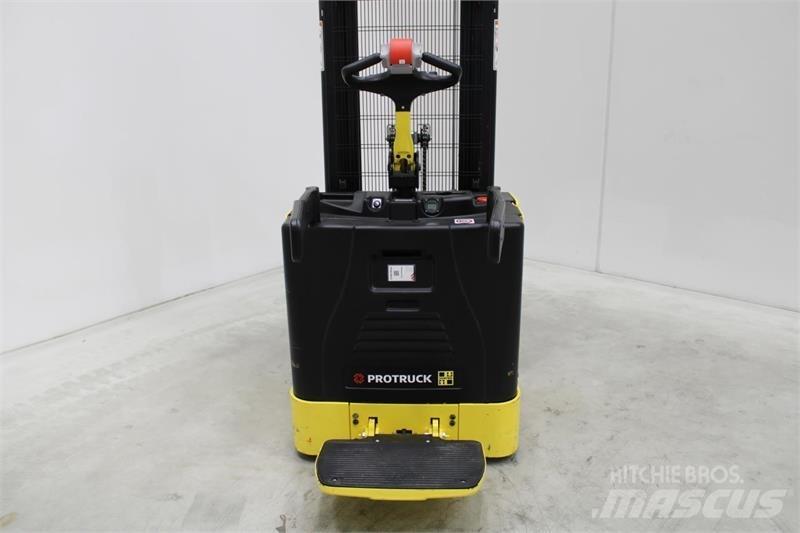 Hyster S1.5S Self Propelled Stackers