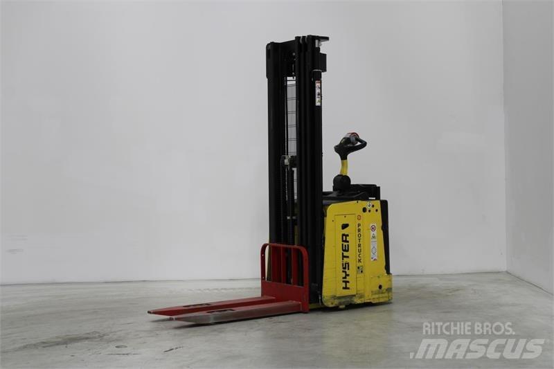 Hyster S1.5S Self Propelled Stackers