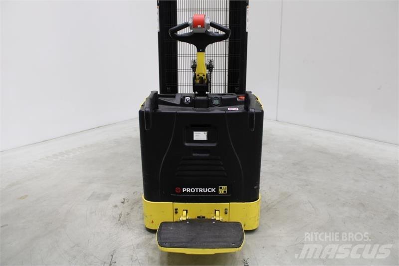 Hyster S1.5S Self Propelled Stackers