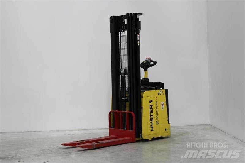 Hyster S1.5S Self Propelled Stackers