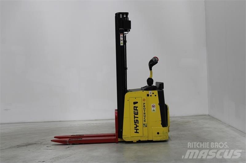 Hyster S1.5S Self Propelled Stackers