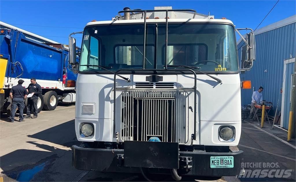 Autocar WX64 Garbage Trucks / Recycling Trucks
