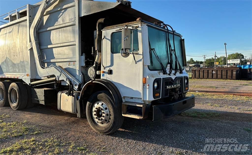 Mack 600 Garbage Trucks / Recycling Trucks