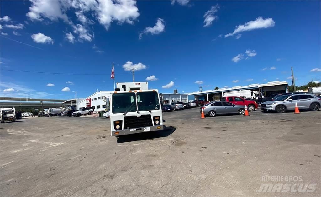 Mack LEU613 Garbage Trucks / Recycling Trucks