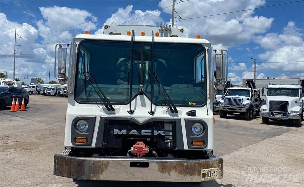 Mack TE64 Garbage Trucks / Recycling Trucks