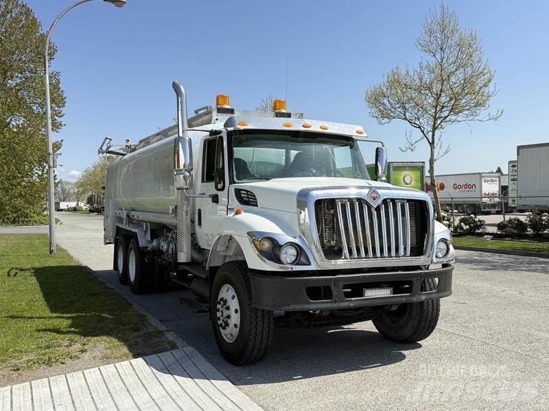 International 7500 Tank Trucks