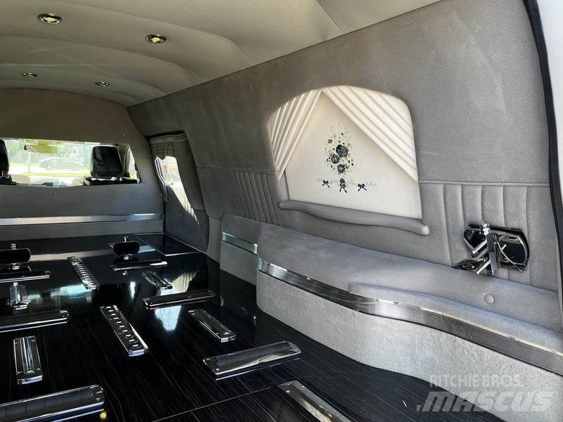 Lincoln MKT Automobiles / SUVS
