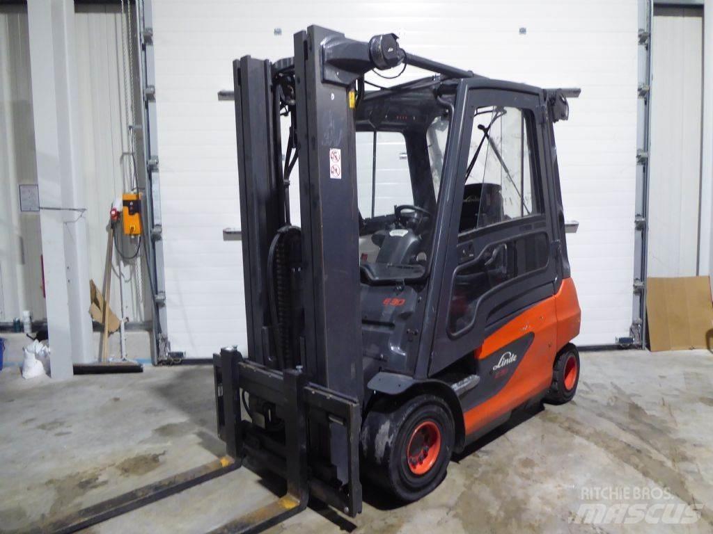 Linde E30-01 Electric Forklifts